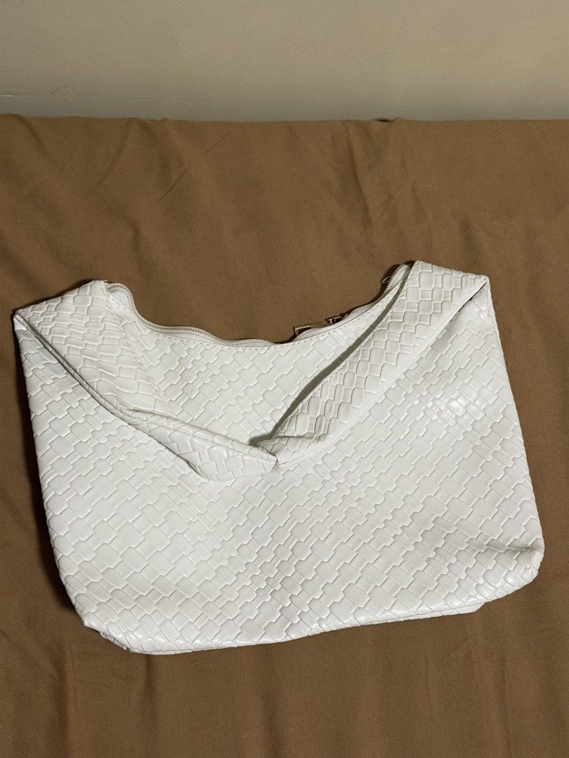 Faux Leather Woven Bag (Category: Shoulder Bags) located in Mandaluyong City. Submitted by _jdeclutters (Listing ID 1453315002, Image 2). Description: .