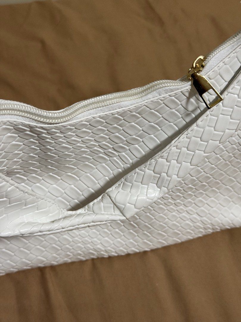 Faux Leather Woven Bag (Category: Shoulder Bags) located in Mandaluyong City. Submitted by _jdeclutters (Listing ID 1453315002, Image 3). Description: .