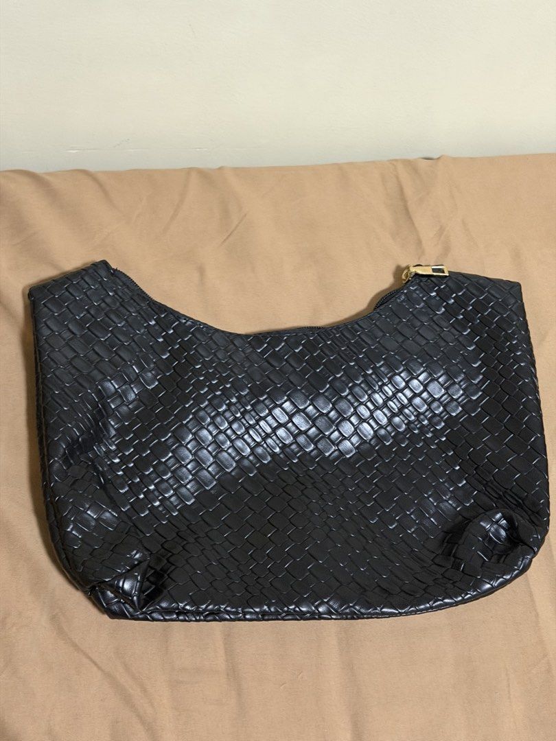 Faux Leather Woven Bag (Category: Shoulder Bags) located in Mandaluyong City. Submitted by _jdeclutters (Listing ID 1453315158, Image 1). Description: .