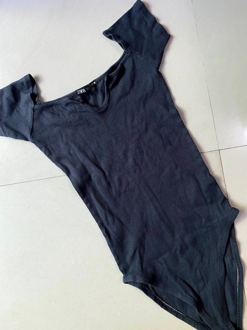 For sale! Decluttering (Category: Activewear) located in Manila. Submitted by krizstinah (Listing ID 1453334873, Image 3). Description: Nothing above 100 pesos! Price range: 30 pesos to 95 pesos only, Message me for more details, Thank you.