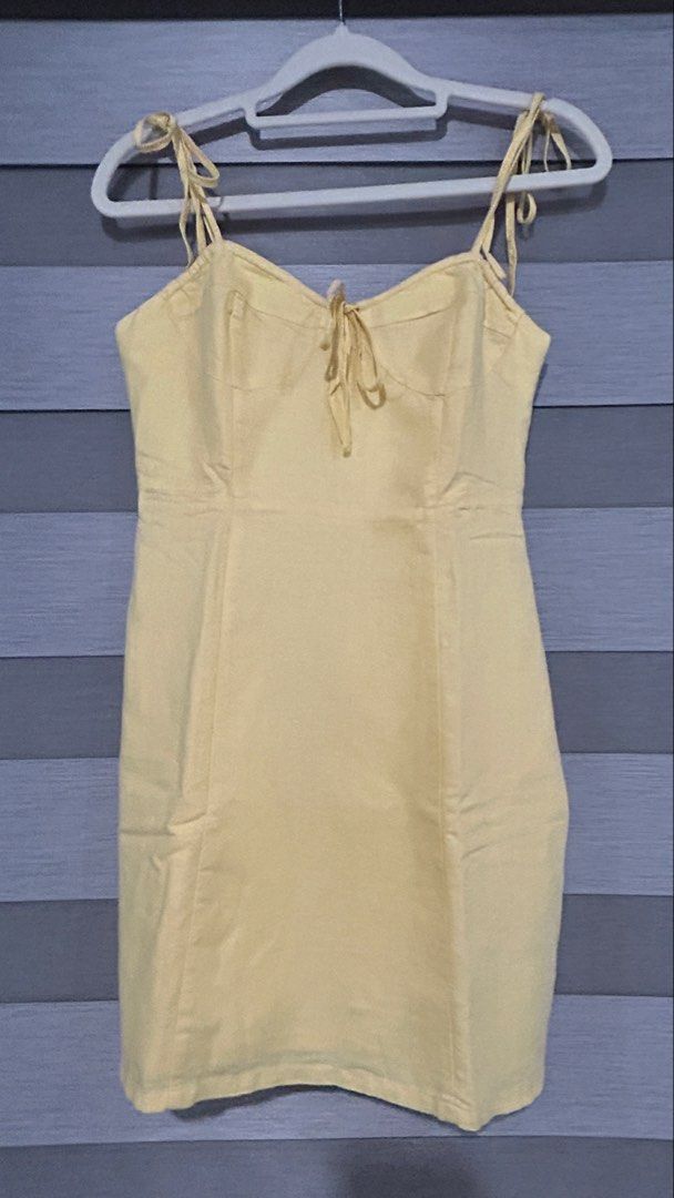 Forever 21 Yellow Tie Front Mini Dress (Category: Dresses) located in Caloocan City. Submitted by kmlghr (Listing ID 1453384910, Image 1). Description: Forever 21 Cute yellow mini dress Tie front detail, adjustable tie straps, side zip closure Size S .