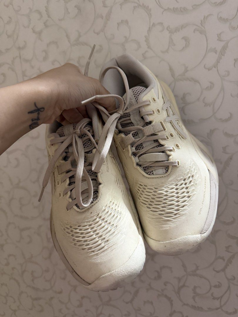 GEL RESOLUTION X (Category: Casual Shoes) located in Las Pinas. Submitted by ebesarabia (Listing ID 1453258636, Image 2). Description: WOMENS US 8 needs cleaning lang but used less than 6x Used for tennis (can be used sa picklebal too) .