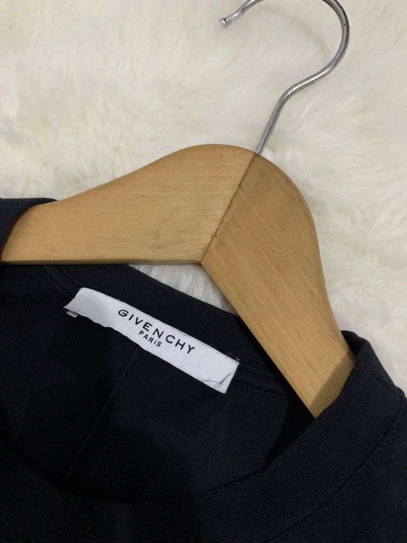 Givenchy (Category: Tshirts & Polo Shirts) located in Singapore. Submitted by bngacong (Listing ID 1453418894, Image 3). Description: T shirt givenchy black star .