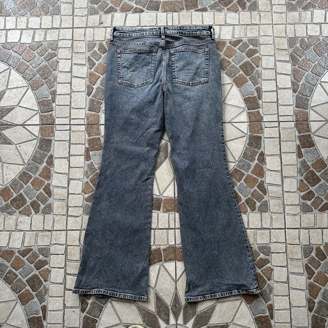 GU Flare Denim pants (Category: Jeans) located in Binan City. Submitted by jotlog (Listing ID 1453414741, Image 2). Description: Waistline:31-33 Length: 40 Leg opening:11 . Condition: 10/10 . Check pics for the details & condition of the item . Disclaimer: -Not affiliated with listed brands. All rights belong to their owners..
