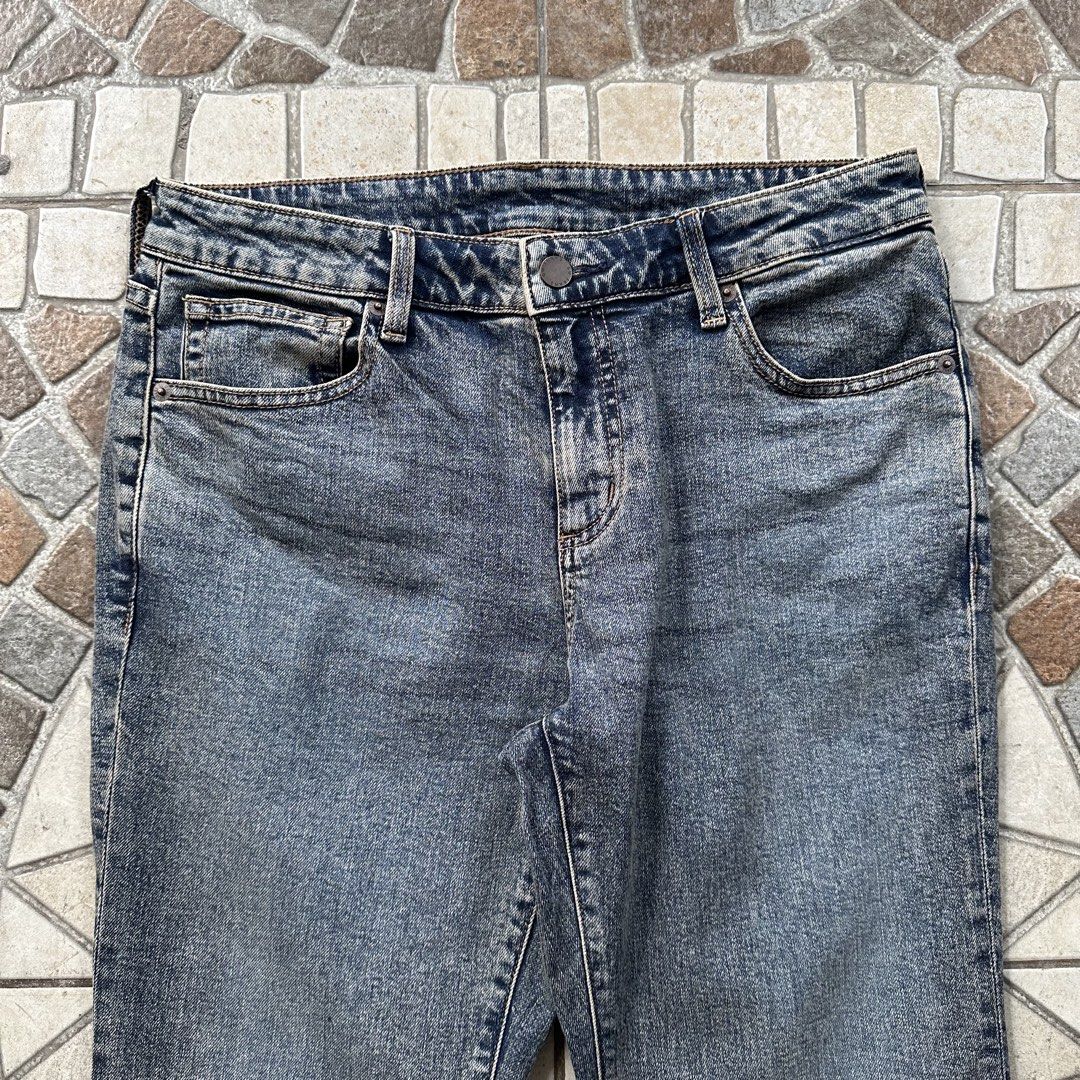 GU Flare Denim pants (Category: Jeans) located in Binan City. Submitted by jotlog (Listing ID 1453414741, Image 3). Description: Waistline:31-33 Length: 40 Leg opening:11 . Condition: 10/10 . Check pics for the details & condition of the item . Disclaimer: -Not affiliated with listed brands. All rights belong to their owners..