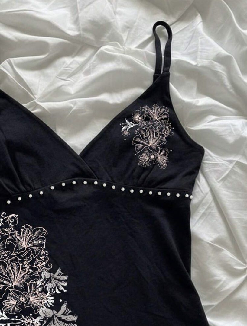 hibiscus flower print top (Category: Blouses) located in Makati City. Submitted by maimui (Listing ID 1453364017, Image 3). Description: worn once - mop: gcash only - mod: jnt, lalamove - loc: makati city.