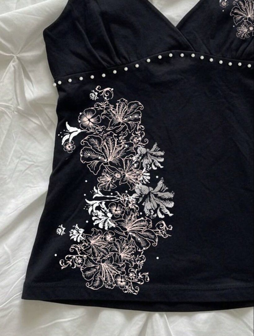 hibiscus flower print top (Category: Blouses) located in Makati City. Submitted by maimui (Listing ID 1453364017, Image 2). Description: worn once - mop: gcash only - mod: jnt, lalamove - loc: makati city.