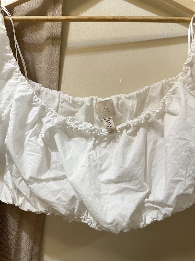 H&M Balloon Puff Sleeve White Crop Top (Category: Blouses) located in Pasig City. Submitted by lovedbymori_ (Listing ID 1453426929, Image 2). Description: Good as new! Only worn once at a white-themed party. A very flattering and elegant top..