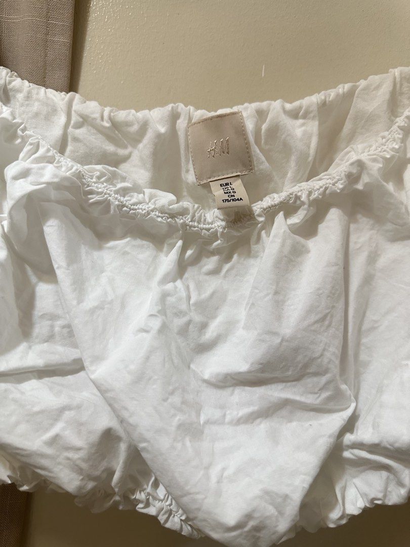 H&M Balloon Puff Sleeve White Crop Top (Category: Blouses) located in Pasig City. Submitted by lovedbymori_ (Listing ID 1453426929, Image 3). Description: Good as new! Only worn once at a white-themed party. A very flattering and elegant top..