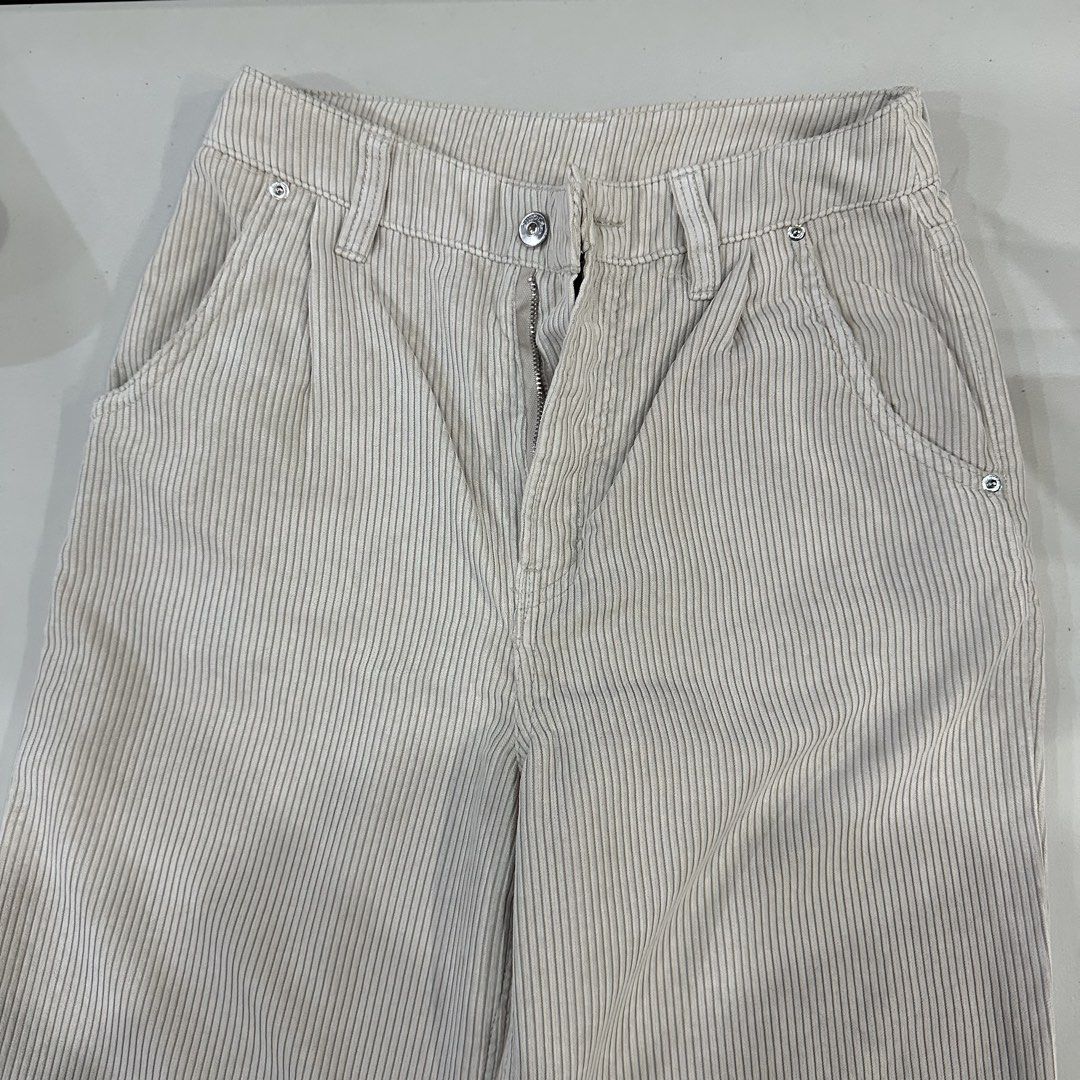 H&M Cream Corduroy Jeans Cuffed (Category: Jeans) located in Bulacan. Submitted by notalyk (Listing ID 1453249054, Image 1). Description: - still in good condition - no visible flaws - with freebie (2 items and up) 💗 📍Bulacan Delivery fee is shouldered by customer .