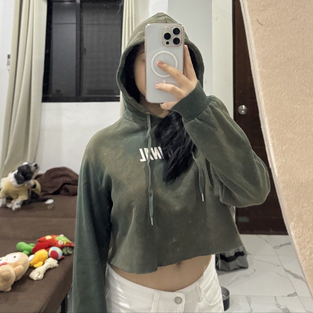 H&M Green cropped hoodie (Category: Coats, Jackets and Outerwear) located in Las Pinas. Submitted by mi.cha (Listing ID 1453409235, Image 2). Description: - Color is already washed out/fading Size: XS on tag, fits XS-S frames.