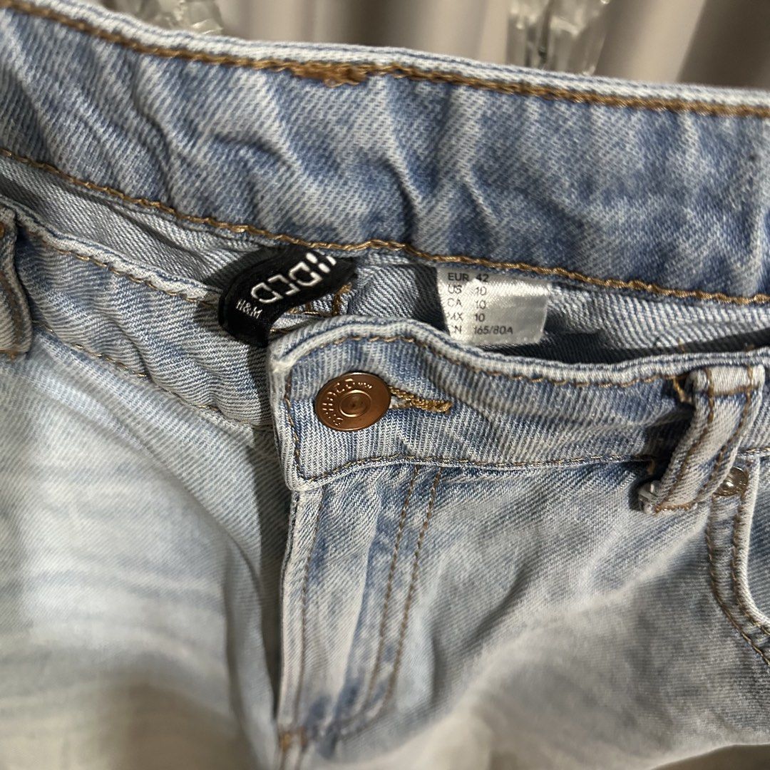 H&M Light Wash Wide Leg Jeans (Category: Jeans) located in Taguig. Submitted by jedelle (Listing ID 1453342958, Image 2). Description: 💛 Size L 💛 10/10 condition 💛 Check photo for measurements 💛 Model reference waist 30in 📍BGC.