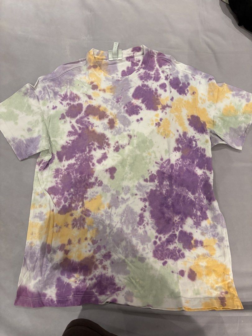 H&M Tie-Dye T-Shirt (Category: Tshirts & Polo Shirts ) located in Quezon City. Submitted by digo_bengzon (Listing ID 1453288414, Image 1). Description: - Brand: H&M - Style: Tie-dye T-shirt - Colors: Purple, green, and yellow splashes - Features: Short sleeves, crew neck - Estimated Size: Medium (M) - Condition: Great for casual wear - Design: Unique pattern on both front and back.