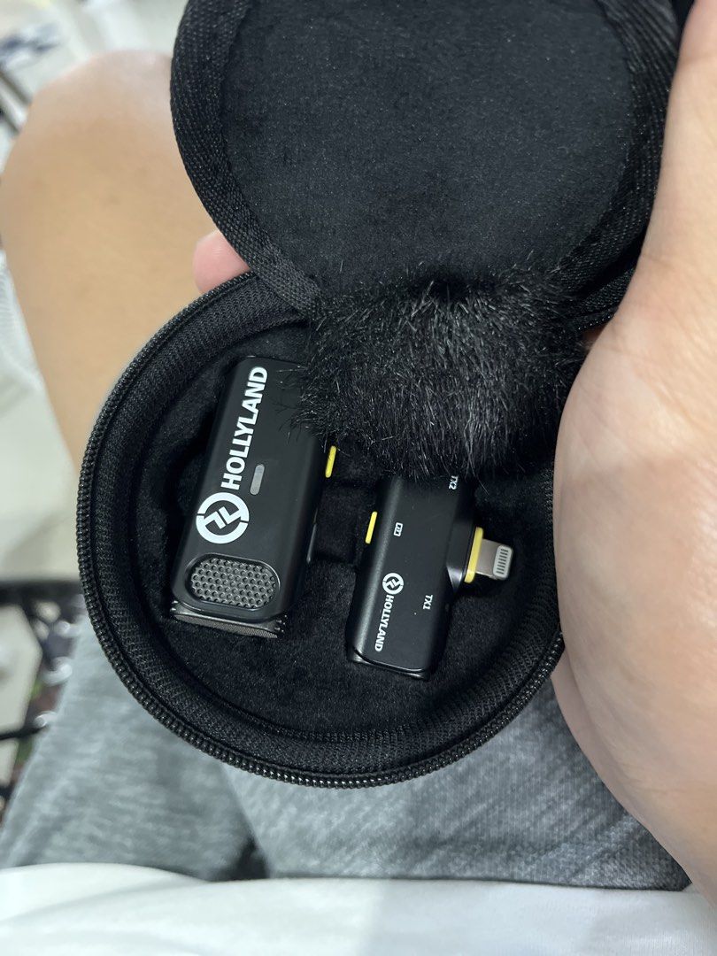 HOLLYLAND LARK C1 Wireless Mic (SOLO) (Category: Microphones) located in Reina Mercedes. Submitted by beyondthebagsph (Listing ID 1453427254, Image 2). Description: FOR SALE ‼️ Hollyland Lark C1 SOLO (Wireless Mic) For iOS (iPhone) Like new, hindi masyadong nagamit Orig/Bnew Price: 2,280 Selling for 1,500 Pang content niyo po Matagal malowbatt DM to purchase 📥.