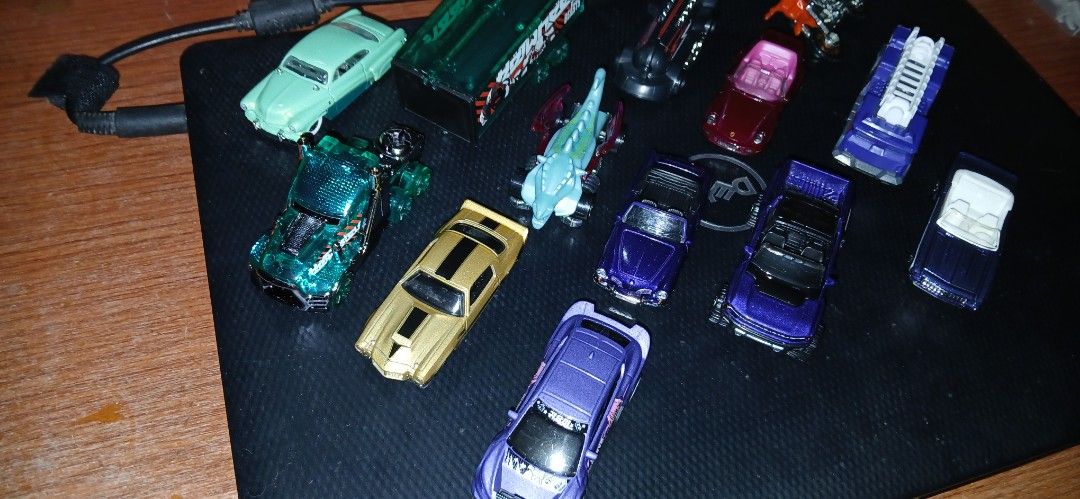 Hotwheels Set 12 Cars (Category: Vehicle & Diecast Models) located in Paranaque City. Submitted by cheapsales (Listing ID 1453338918, Image 2). Description: Items in Paranaque Can ship via Gogo or Lalamove.