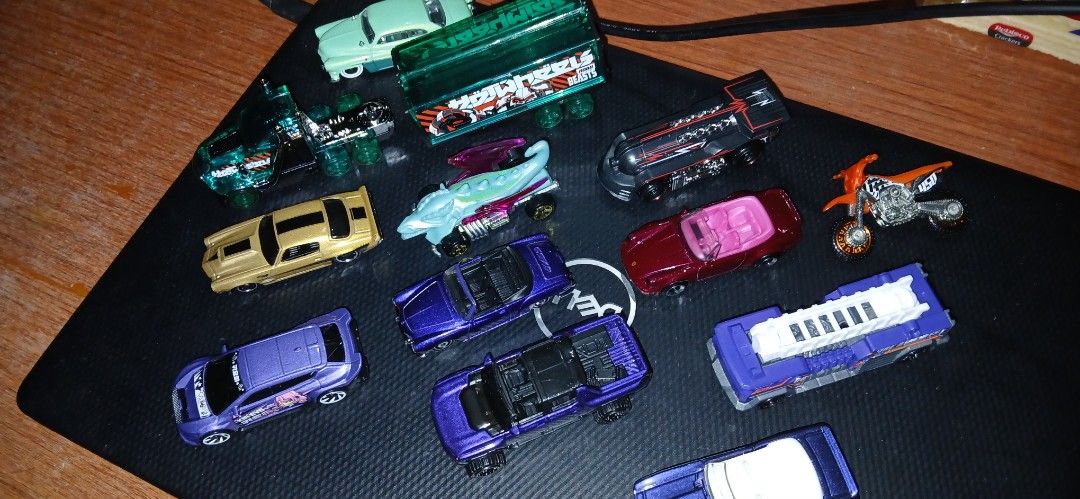 Hotwheels Set 12 Cars (Category: Vehicle & Diecast Models) located in Paranaque City. Submitted by cheapsales (Listing ID 1453338918, Image 3). Description: Items in Paranaque Can ship via Gogo or Lalamove.