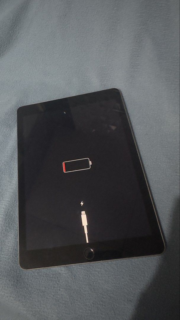 Ipad 5th Gen 32gb in Space Gray (Category: iPad) located in Cabanatuan. Submitted by micamelosantos (Listing ID 1453339165, Image 3). Description: Issue: Not working! As seen on photo above, it is lowbatt pero kapag chinarge nag oopen lang hanggang logo. Didn't have time to dala sa pagawaan I have my laptop na and used mainly for netflix yung ipad. Not sure if kaya pa magawa but the unit itself is super makinis pa, no dents! Pwede niyo ipagawa if