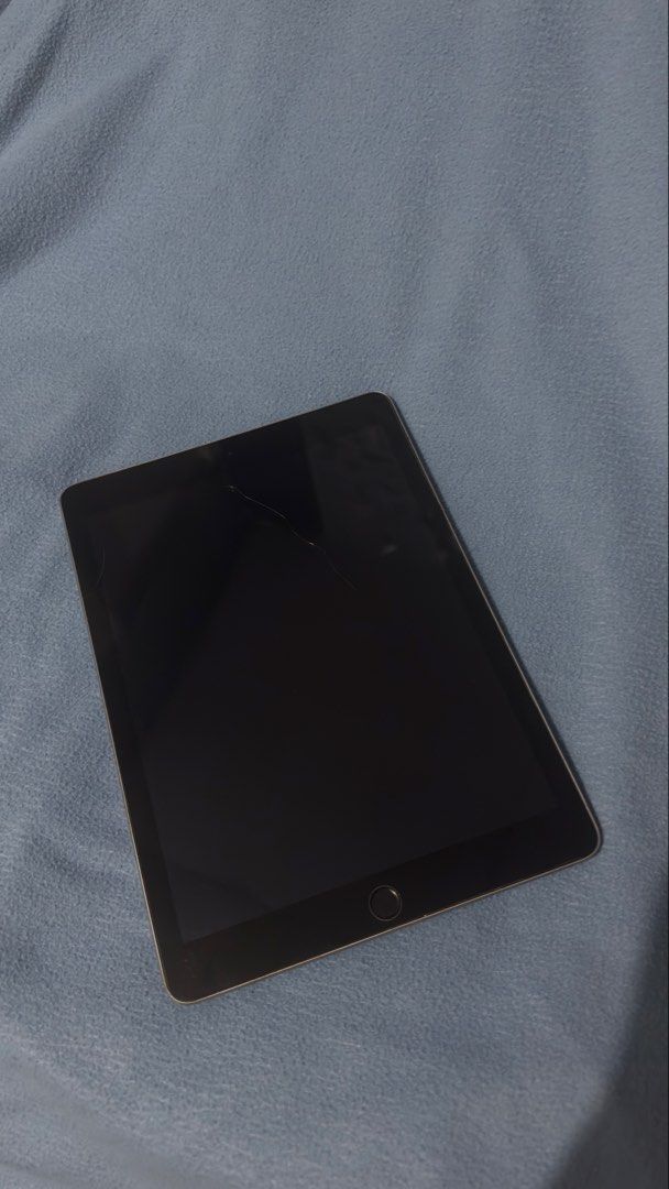 Ipad 5th Gen 32gb in Space Gray (Category: iPad) located in Cabanatuan. Submitted by micamelosantos (Listing ID 1453339165, Image 2). Description: Issue: Not working! As seen on photo above, it is lowbatt pero kapag chinarge nag oopen lang hanggang logo. Didn't have time to dala sa pagawaan I have my laptop na and used mainly for netflix yung ipad. Not sure if kaya pa magawa but the unit itself is super makinis pa, no dents! Pwede niyo ipagawa if