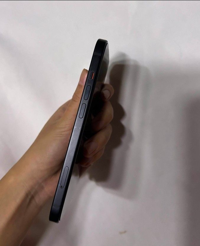 IPHONE 15 (Category: iPhone 15 Series) located in Manila. Submitted by colabear025 (Listing ID 1453347402, Image 3). Description: FOR SALE!! iPhone 15 128GB!!! LOCAL VARIANT!! UNDERWARRANTY TILL MARCH 2027!! SELLING PRICE: ₱ 32k NO HIDDEN DEFECT 💯 > 100% Battery health > 100% SMOOTH > Makinis (pwede sa maarte) > Face ID working ✅ > True tone working ✅ > Reset to sawa > Sobrang bihira magamit kaya 27 cycle count palang, pang picture lng RFS: spar
