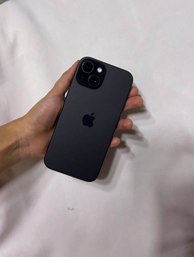 IPHONE 15 (Category: iPhone 15 Series) located in Manila. Submitted by colabear025 (Listing ID 1453347402, Image 1). Description: FOR SALE!! iPhone 15 128GB!!! LOCAL VARIANT!! UNDERWARRANTY TILL MARCH 2027!! SELLING PRICE: ₱ 32k NO HIDDEN DEFECT 💯 > 100% Battery health > 100% SMOOTH > Makinis (pwede sa maarte) > Face ID working ✅ > True tone working ✅ > Reset to sawa > Sobrang bihira magamit kaya 27 cycle count palang, pang picture lng RFS: spar