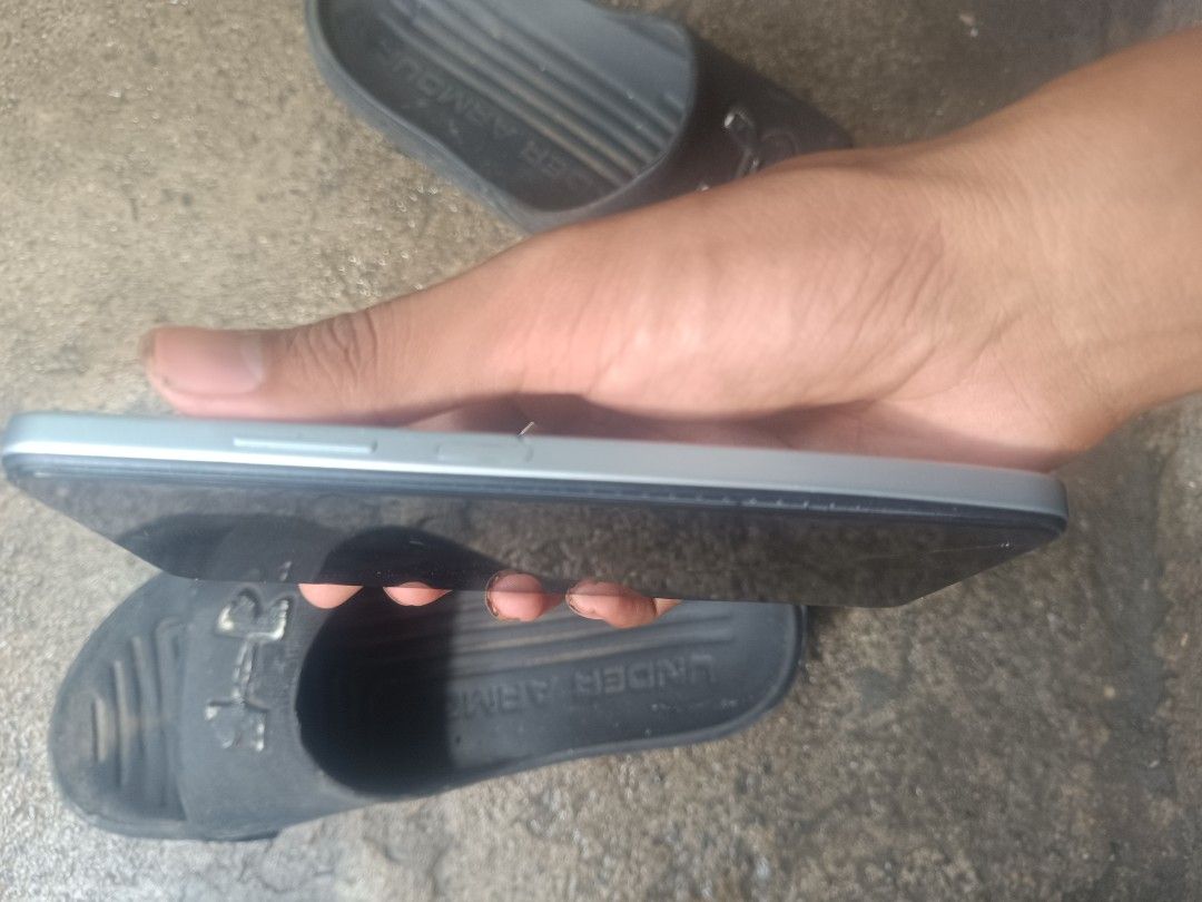 Itel rs4 8/256gb (Category: Android Others) located in Manila. Submitted by mysticdolphin.99513a (Listing ID 1453282582, Image 2). Description: issue medyo angat LCD tas medyo bend dahil siguro sa battery tas hairline na basag no issue performance.