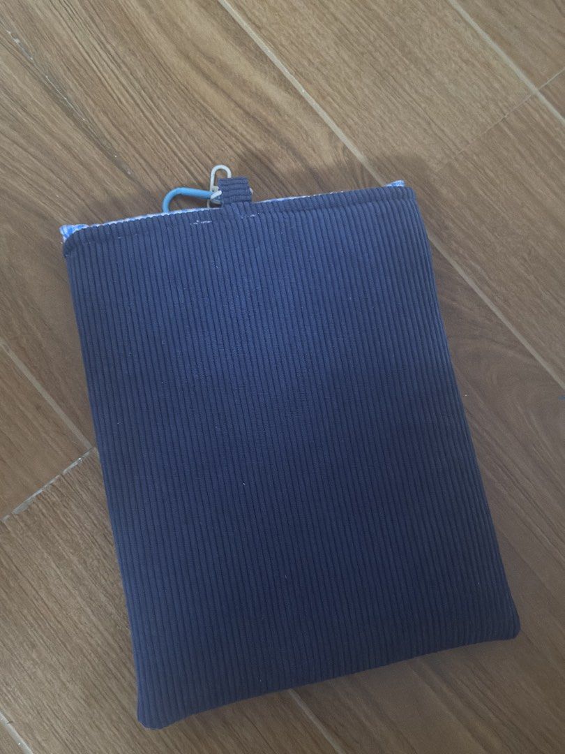 Kindle/Kobo E-reader Sleeve 8-9in (Category: Purses & Pouches) located in Las Pinas. Submitted by rdrecords (Listing ID 1453292575, Image 2). Description: Bought the wrong size. Will repurchase. Bought from Sewn in Grace on Orange app. Brand New.
