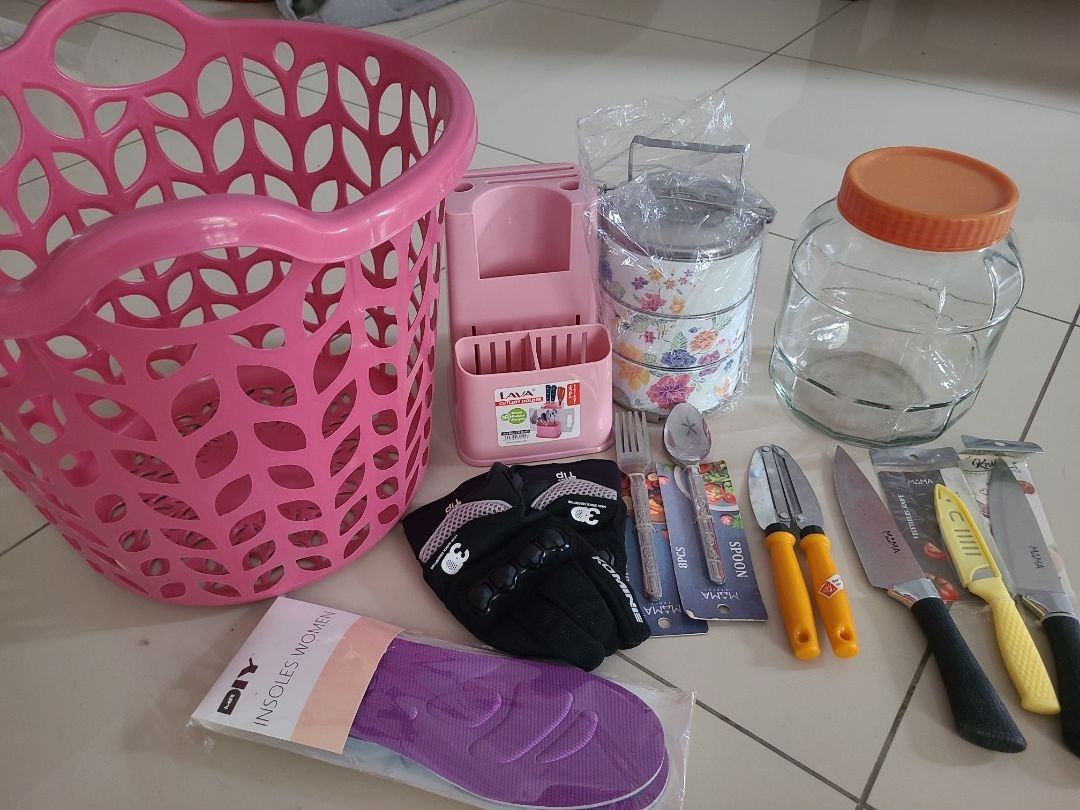 kitchen items (Category: Food Organisation & Storage) located in Seremban. Submitted by lishah85 (Listing ID 1453293263, Image 1). Description: kitchen items as gambar kejuali 1,2 item smua baru self pick up area suriaman3, bandar Sri sendayan seremban .