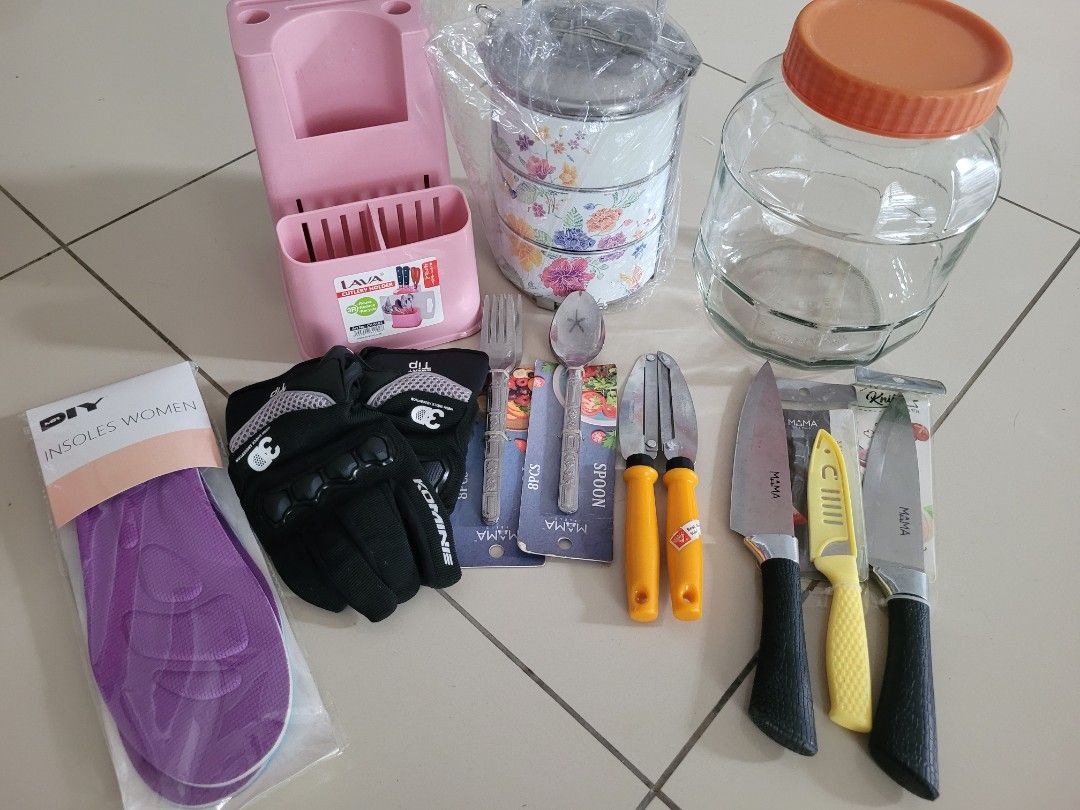 kitchen items (Category: Food Organisation & Storage) located in Seremban. Submitted by lishah85 (Listing ID 1453293263, Image 2). Description: kitchen items as gambar kejuali 1,2 item smua baru self pick up area suriaman3, bandar Sri sendayan seremban .
