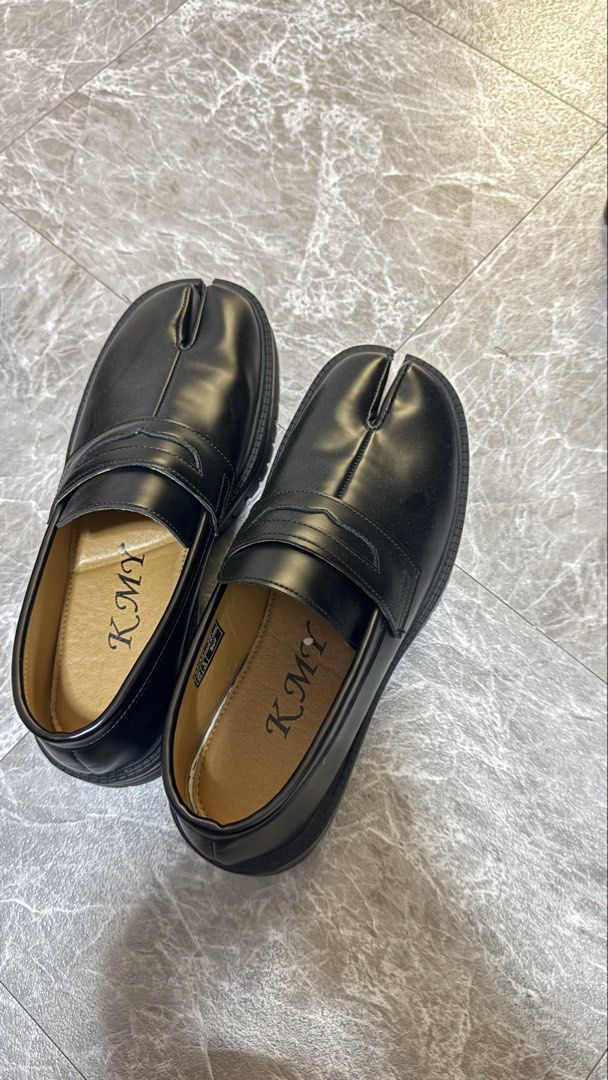 KMY Black Tabi Loafers Chunky Sole (Category: Loafers) located in Manila. Submitted by edprince2801802 (Listing ID 1453335474, Image 1). Description: - Brand: KMY - Style: Black Tabi Loafers - Features: Chunky sole, slip-on design - Occasion: Ideal for everyday wear.