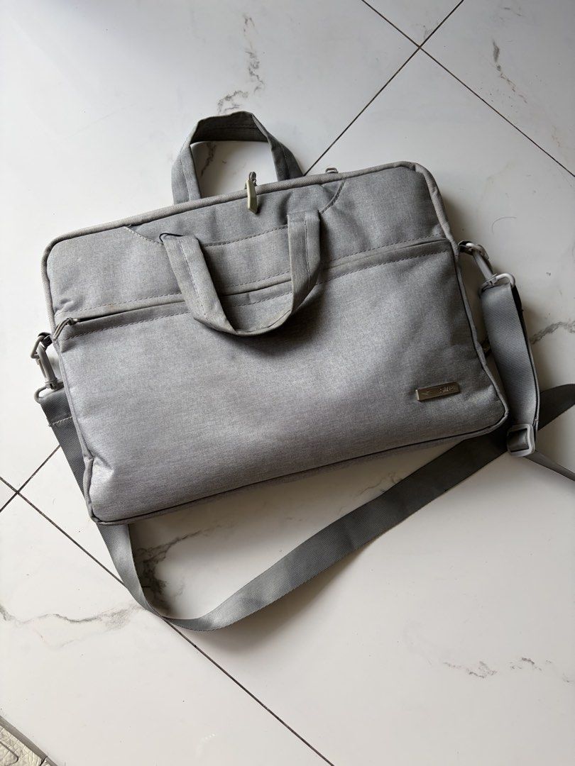 Laptop Bag (Category: Laptops & Notebooks) located in Mandaluyong City. Submitted by miktiu (Listing ID 1453339579, Image 1). Description: Gray laptop bag fits up to 14 inches laptop Flaws: zipper missing string on main pocket and outer pocket. Functional pa rin Buyer must pick up in sta mesa .