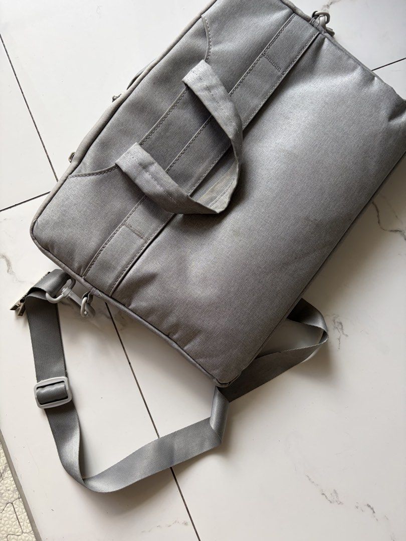 Laptop Bag (Category: Laptops & Notebooks) located in Mandaluyong City. Submitted by miktiu (Listing ID 1453339579, Image 2). Description: Gray laptop bag fits up to 14 inches laptop Flaws: zipper missing string on main pocket and outer pocket. Functional pa rin Buyer must pick up in sta mesa .