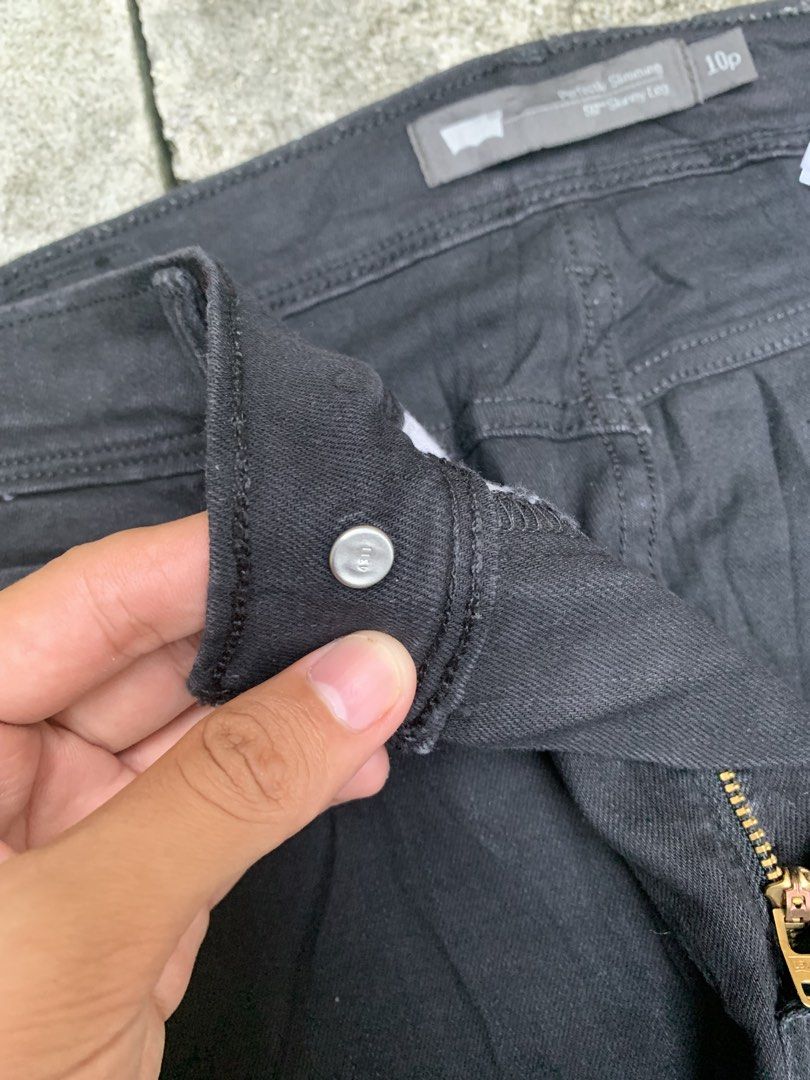 Levi's 512 Slim Skinny jeans (Category: Jeans) located in Cebu City. Submitted by team13ios (Listing ID 1453334077, Image 3). Description: Levi’s 512 Slim Skinny jeans featuring a “Perfectly Slimming” waistband and a size of 10 petite (Stretchable) W30 L30 Actual Size W-30-31 L-39 Hem-6-7 Good Condition Need Wash.