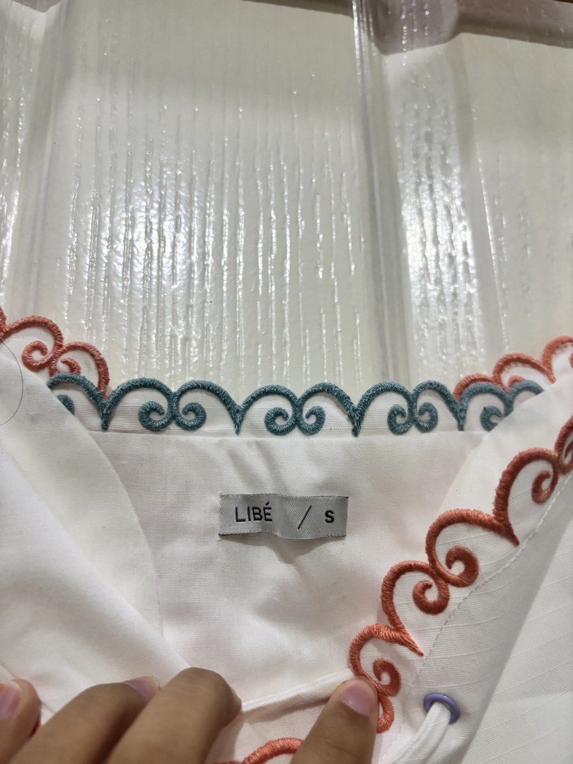 Libe Workshop Tie Top (Category: Sleeveless) located in Quezon City. Submitted by savdeclutters (Listing ID 1453272984, Image 2). Description: 🌴 vietnam brand! (purchased in hcm) 🌴 perfect for summer / casual days! rfs: decluttering.
