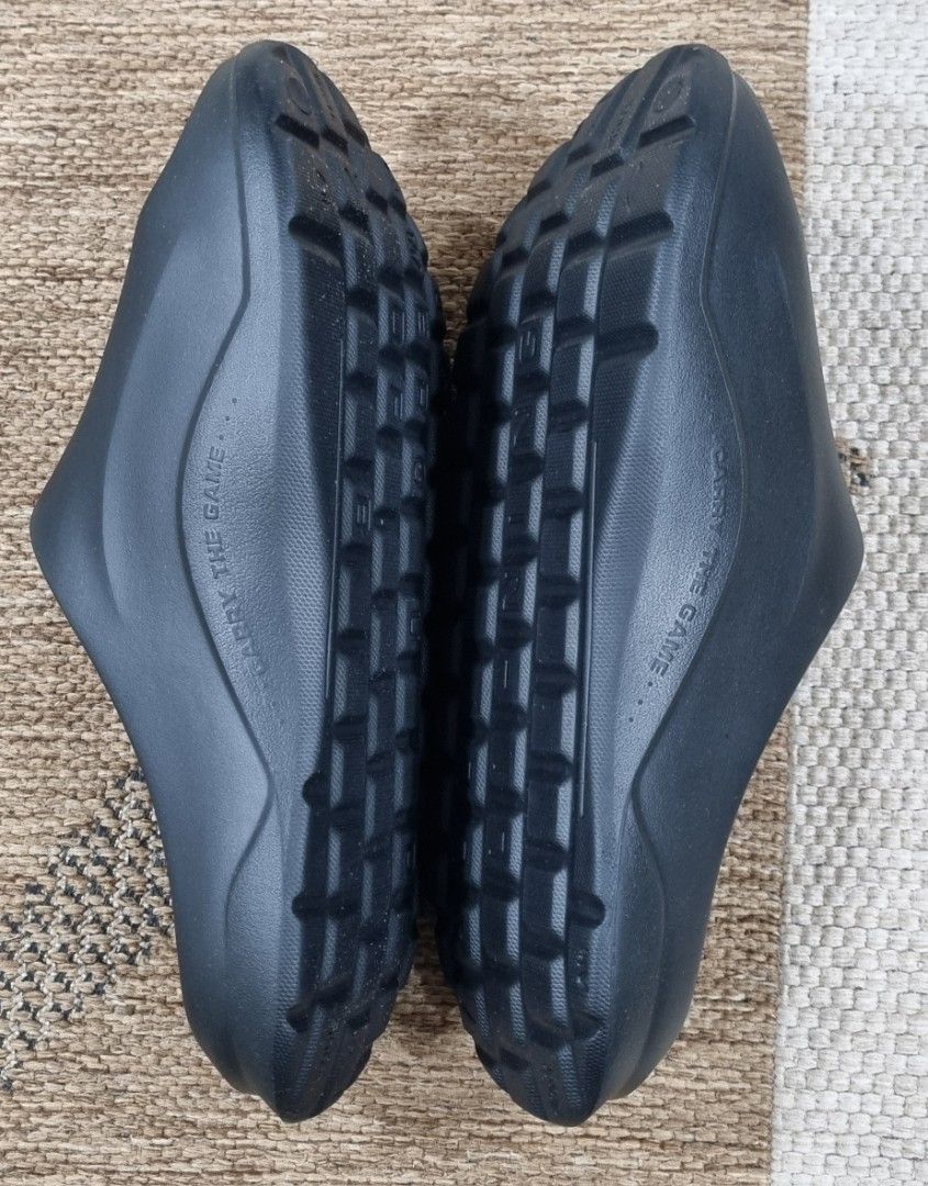 LiNing Slides (Category: Flipflops and Slides) located in Singapore. Submitted by dakar77 (Listing ID 1453368749, Image 2). Description: - Brand: Li-Ning - Type: Slides - Color: Black - Size: EU 42 (US 9 / UK 8.5) - Condition: Great, pre-loved - Features: Comfortable and versatile design.