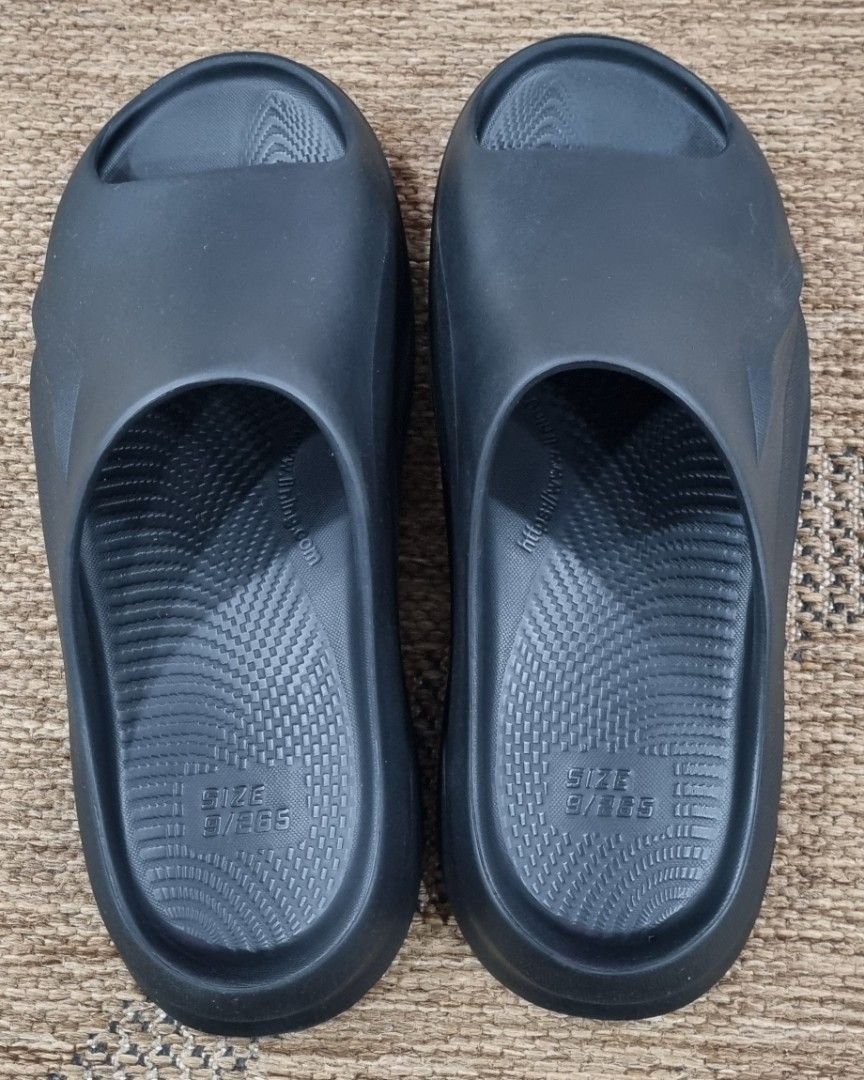 LiNing Slides (Category: Flipflops and Slides) located in Singapore. Submitted by dakar77 (Listing ID 1453368749, Image 1). Description: - Brand: Li-Ning - Type: Slides - Color: Black - Size: EU 42 (US 9 / UK 8.5) - Condition: Great, pre-loved - Features: Comfortable and versatile design.
