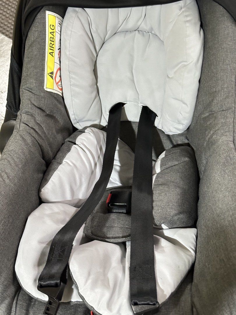 Looping Squizz Infant Car Seat (Category: Car Seats) located in Taguig. Submitted by queeniekilig (Listing ID 1453346478, Image 2). Description: * Model: Looping Squizz Infant Car Seat (Group 0+). * Suitability: Birth up to 13 kg. * Compatibility: Snaps directly onto Squizz stroller frames. * Safety: Secure 3-point harness structure. * Comfort: Includes plush newborn insert padding. * Portability: Lightweight body with adjustable carry handle..