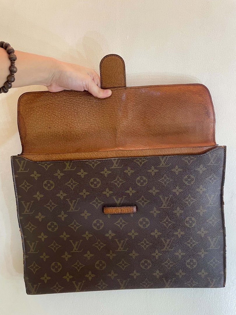 Louis Vuitton 1980s Document Case (Category: Luxury Bags & Wallets) located in Manila. Submitted by luxblocc (Listing ID 1453272209, Image 3). Description: - Classic Louis Vuitton monogram clutch - Color: Brown canvas with leather trim and closure - Interior features a zippered pocket - Timeless piece for your essentials.