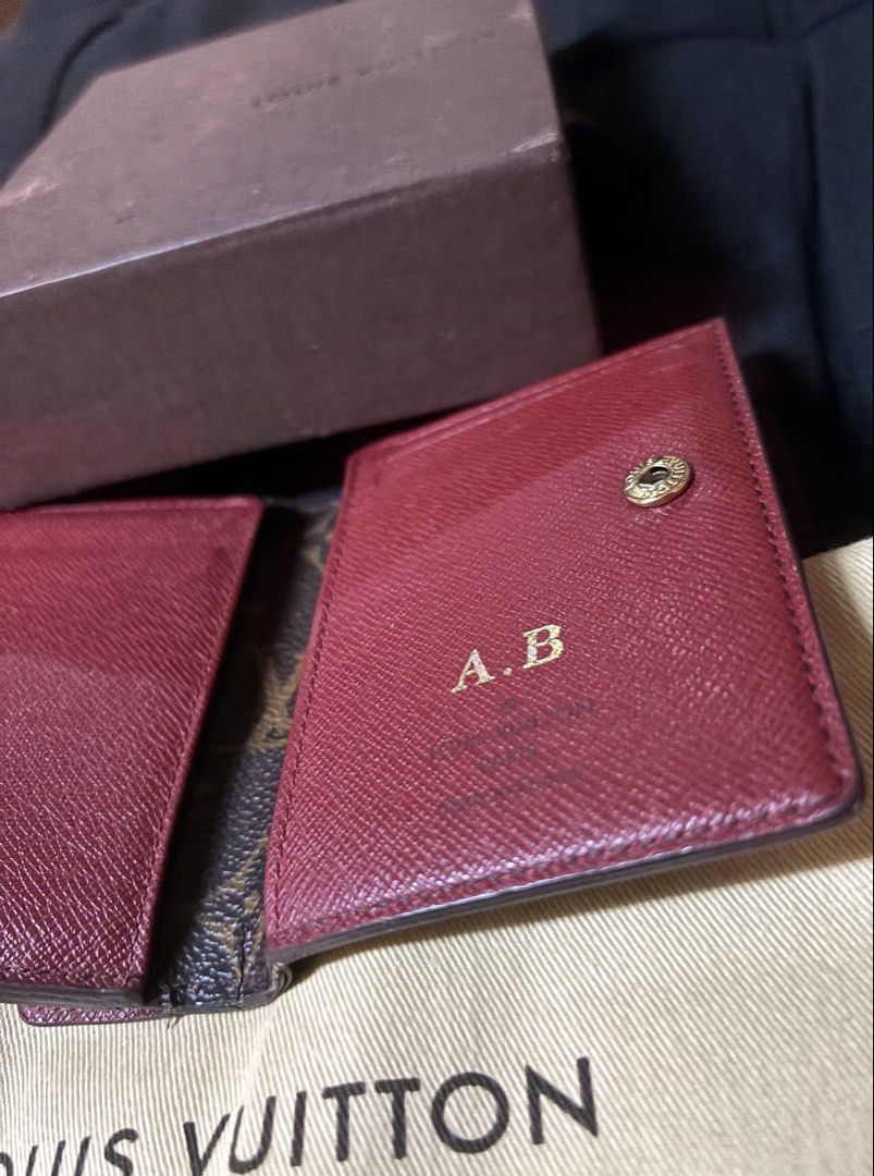 Louis Vuitton Monogram Compact Marie Wallet – Rouge Interior (Category: Luxury Bags & Wallets) located in Nagcarlan. Submitted by Bagelyasetsoles (Listing ID 1453362369, Image 2). Description: Louis Vuitton Monogram Compact Marie Wallet – Rouge Interior 💰 Price: ₱12,500 (Fixed) ✔️ 100% Authentic ✔️ Made in France 🇫🇷 ✔️ Date Code: MI4121 (41st week of 2011) ✔️ Entrupy Authenticated (Certificate included) ✔️ Complete with Louis Vuitton box & dus