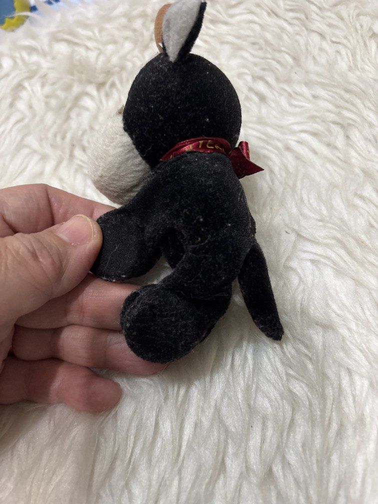 Magnetic plush cow (Category: Plushies & Soft Toys) located in Manila. Submitted by vintageaccessories (Listing ID 1453319417, Image 2). Description: Needs washing.