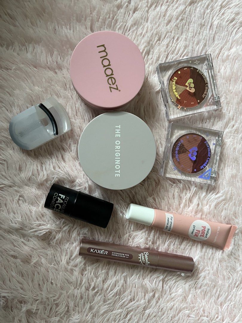 Makeup Set (Category: Makeup) located in Jasin. Submitted by azzynrrr (Listing ID 1453253778, Image 1). Description: Maaez loose powder. Barenbliss eyepallete and eyelash curler. Focallure contour. Originote foundation. Silkygirl primer. Eyeshadow pen. All just rm70.+ FREE GIFT !!!.