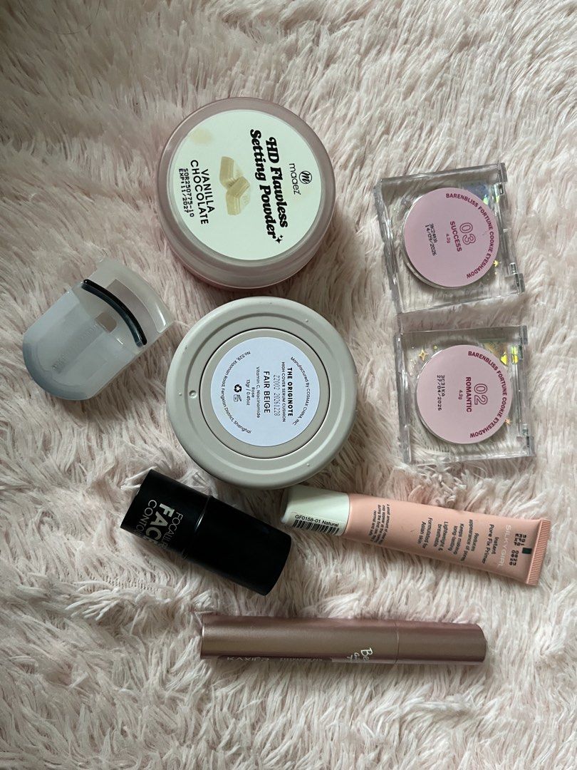 Makeup Set (Category: Makeup) located in Jasin. Submitted by azzynrrr (Listing ID 1453253778, Image 2). Description: Maaez loose powder. Barenbliss eyepallete and eyelash curler. Focallure contour. Originote foundation. Silkygirl primer. Eyeshadow pen. All just rm70.+ FREE GIFT !!!.