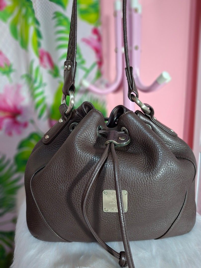 MCM Pebble Leather Bucket Bag (Category: Luxury Bags & Wallets) located in Manila. Submitted by maharlikakzy (Listing ID 1453365142, Image 1). Description: Brown Leather Bag (coded) ✅️ super soft ng leather nito ✅️vintage bag, very nice in person ✅️no issues or flaws, well loved bag rfs: decluterring.