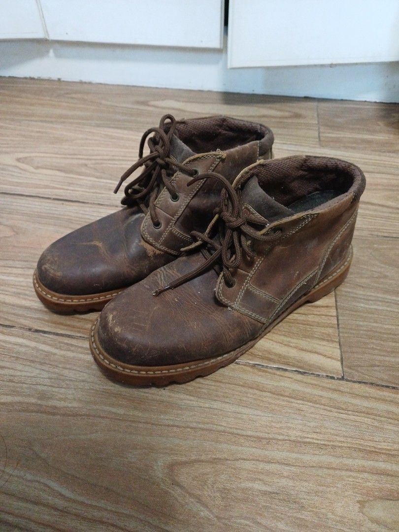 Men's US 9.5 Caterpillar Leather Boots (Category: Boots) located in San Mateo. Submitted by misskay.94 (Listing ID 1453295075, Image 1). Description: Needs cleaning. RFS Decluttering.