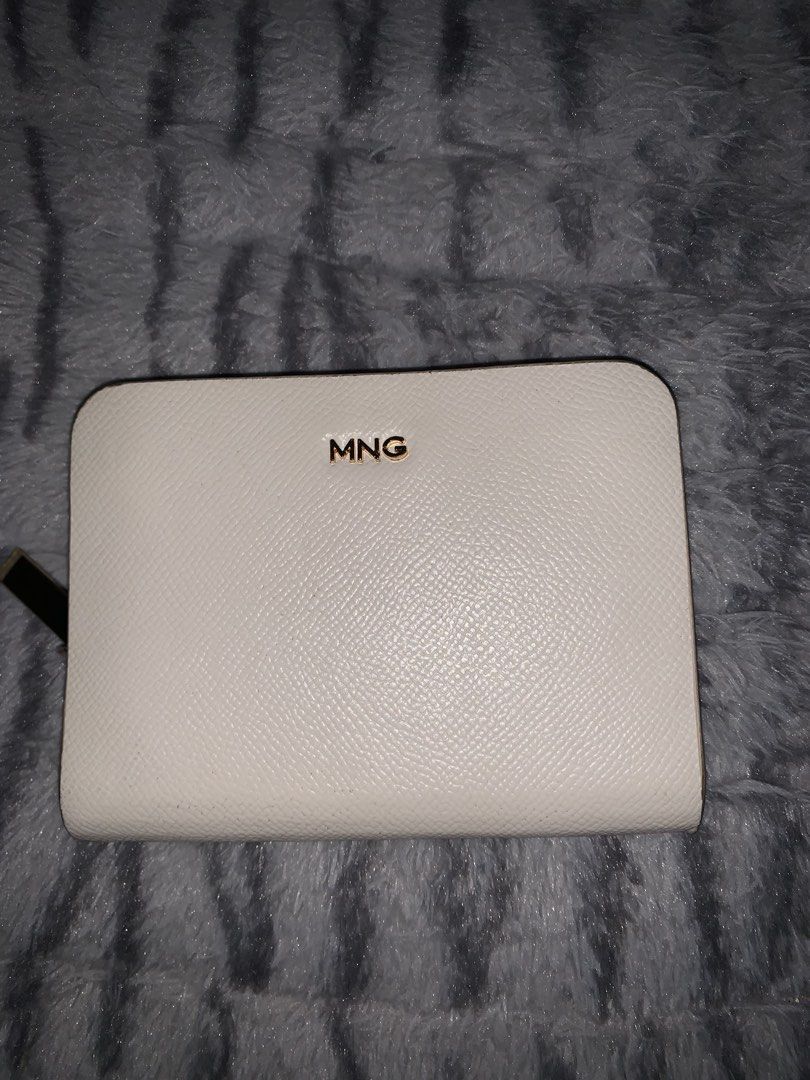 MNG White Textured Zip Around Wallet (Category: Wallets & Card holders) located in Manila. Submitted by _wtfrn (Listing ID 1453284270, Image 1). Description: 📌Preloved White MNG wallet 📌Secure zip-around closure with lots of compartments inside 📌Rsf: hindi na nagagamit 📍Quezon City 🛵 Lalamove, Meet-up (nearby with additional fee 💌: message me for details .