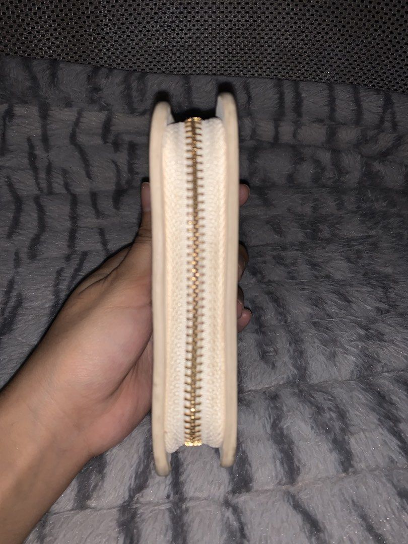 MNG White Textured Zip Around Wallet (Category: Wallets & Card holders) located in Manila. Submitted by _wtfrn (Listing ID 1453284270, Image 3). Description: 📌Preloved White MNG wallet 📌Secure zip-around closure with lots of compartments inside 📌Rsf: hindi na nagagamit 📍Quezon City 🛵 Lalamove, Meet-up (nearby with additional fee 💌: message me for details .