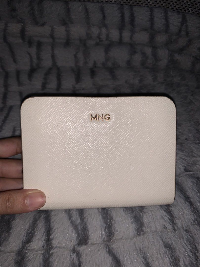 MNG White Textured Zip Around Wallet (Category: Wallets & Card holders) located in Manila. Submitted by _wtfrn (Listing ID 1453284270, Image 2). Description: 📌Preloved White MNG wallet 📌Secure zip-around closure with lots of compartments inside 📌Rsf: hindi na nagagamit 📍Quezon City 🛵 Lalamove, Meet-up (nearby with additional fee 💌: message me for details .
