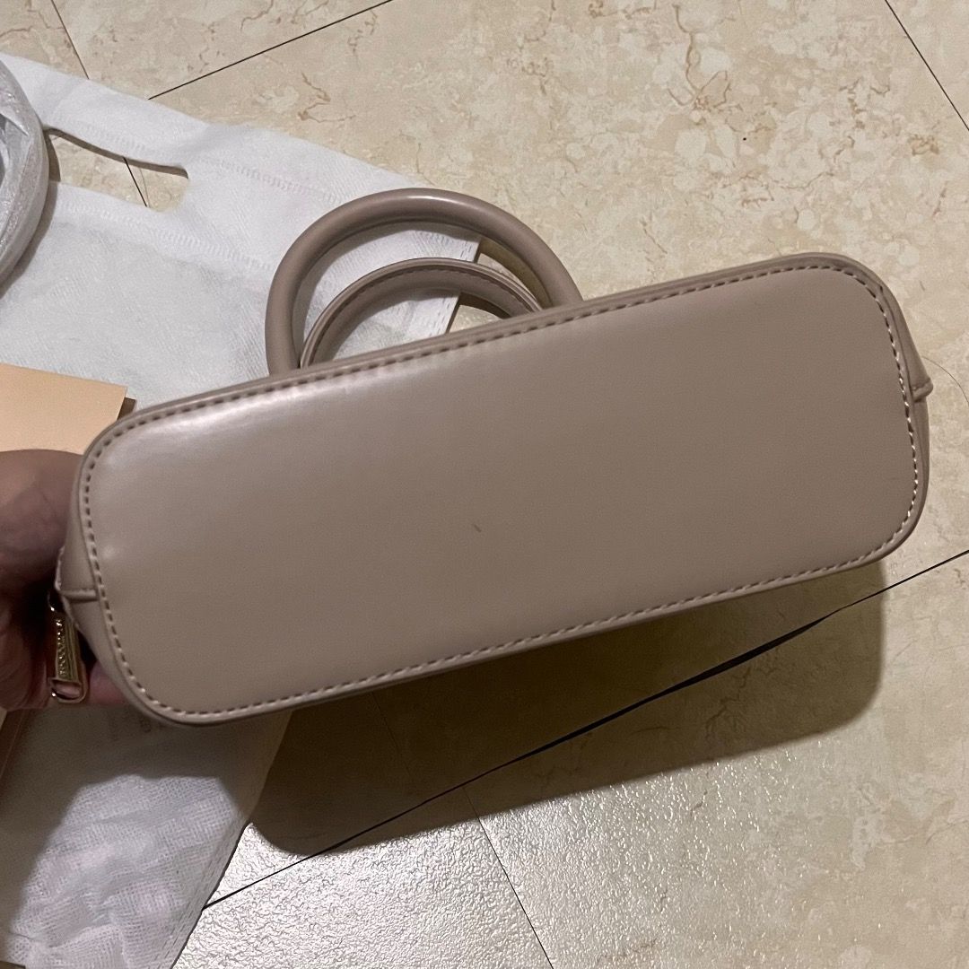 MOSSDOOM Cary’s Bag Shell-Shaped (Category: Luxury Bags & Wallets) located in Quezon City. Submitted by etahkyenoh (Listing ID 1453377227, Image 3). Description: LIMITED DESIGN (Apricot) - GOOD AS NEW - Once Used (attended a wedding) - with dust bags and cards - can use as HANDBAG or SLING BAG - sling strap is UNUSED.