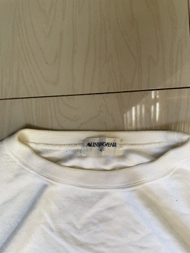 Munsingwear White Crewneck Sweatshirt (Category: Coats, Jackets and Outerwear) located in Zamboanga. Submitted by guthens (Listing ID 1453341645, Image 2). Description: Condition- excellent Issue- none Color rate- 9.5/10 Best fit for small.