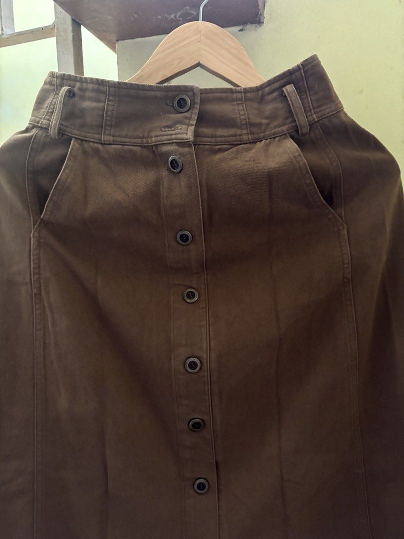 NET Ladies Brown Button-Front Midi Skirt Size 38 (Category: Skirts) located in Antipolo. Submitted by jennibee (Listing ID 1453283858, Image 2). Description: - Brand: NET Ladies - Type: Brown Midi Skirt - Size: 38 - Features: Button-front closure, Pockets - Style: Versatile, suitable for casual or dressed-up looks - Bought in Taiwan (🇹🇼 local brand).