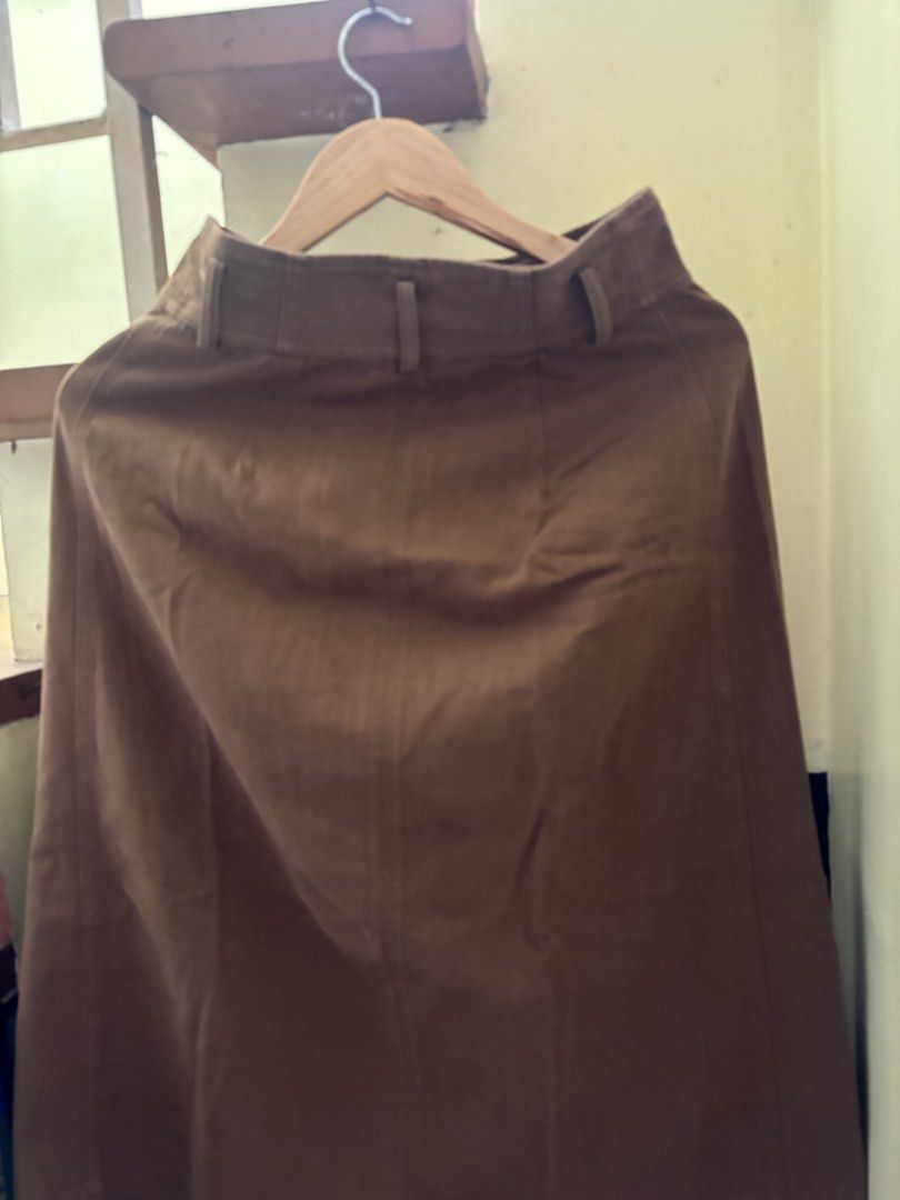 NET Ladies Brown Button-Front Midi Skirt Size 38 (Category: Skirts) located in Antipolo. Submitted by jennibee (Listing ID 1453283858, Image 3). Description: - Brand: NET Ladies - Type: Brown Midi Skirt - Size: 38 - Features: Button-front closure, Pockets - Style: Versatile, suitable for casual or dressed-up looks - Bought in Taiwan (🇹🇼 local brand).